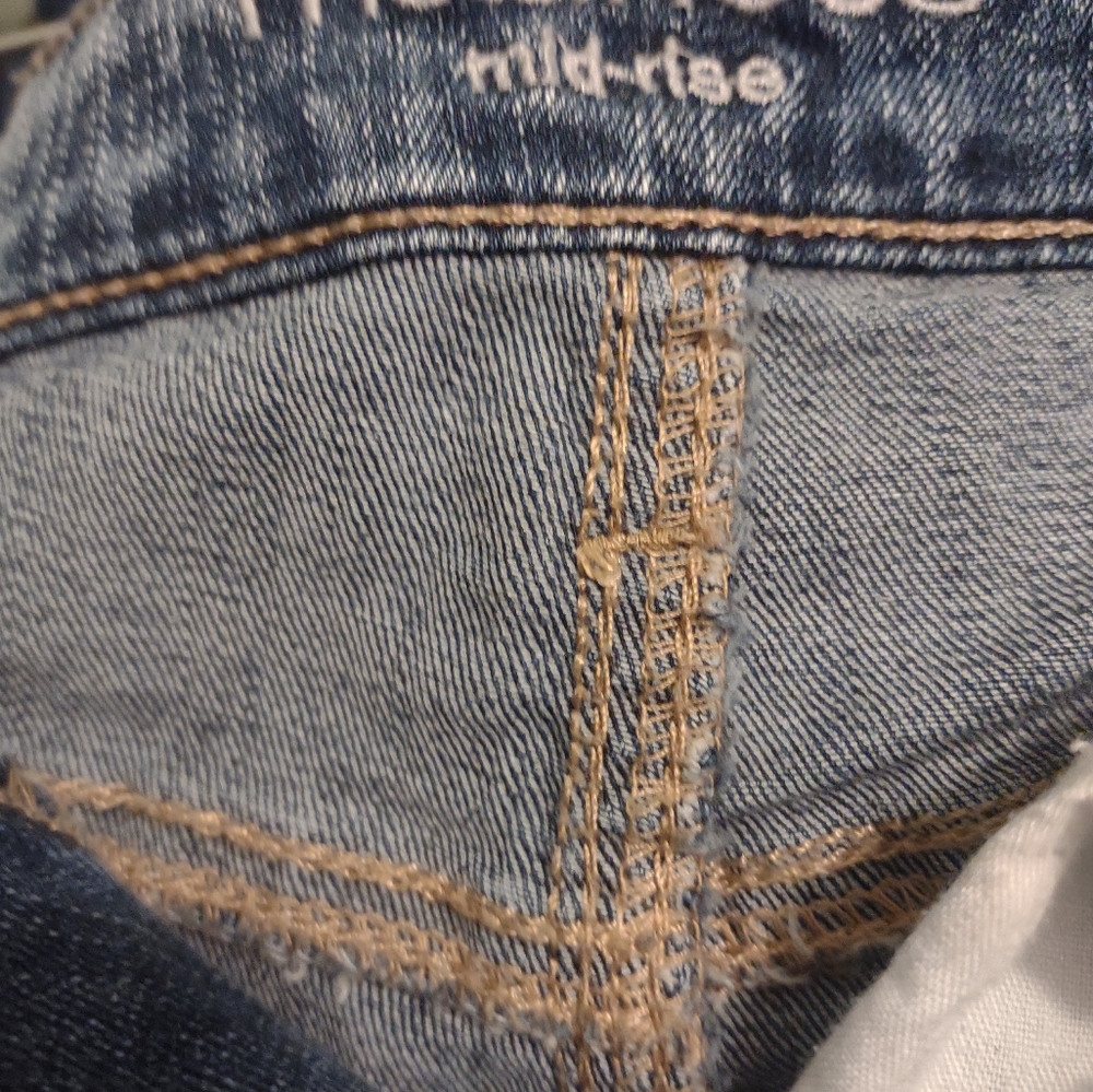 Woman's Maurices size 8 Mid Rise button up denim jean shorts - Picture 5 of 5